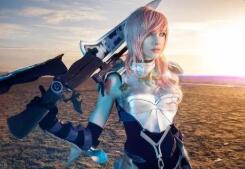 你曾想过，在时间的裂缝中，爱能燃烧多少维度？当孙尚香手持未来科技的光束枪，穿越浩瀚的时空洪流，只为寻找那个在历史尘埃中消失的刘备——这不是科幻电影的桥段，而是王者荣耀中“时之恋人”皮肤的灵魂故事。在这